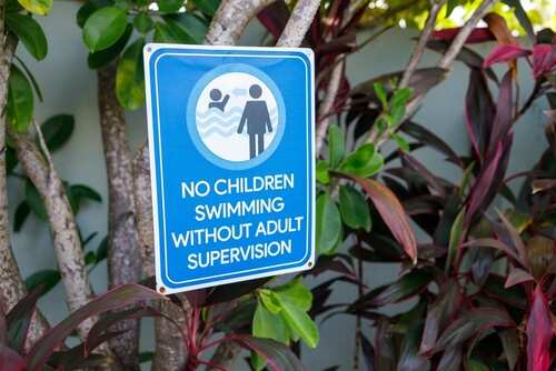 Sign indicating no children swimming without adult supervision